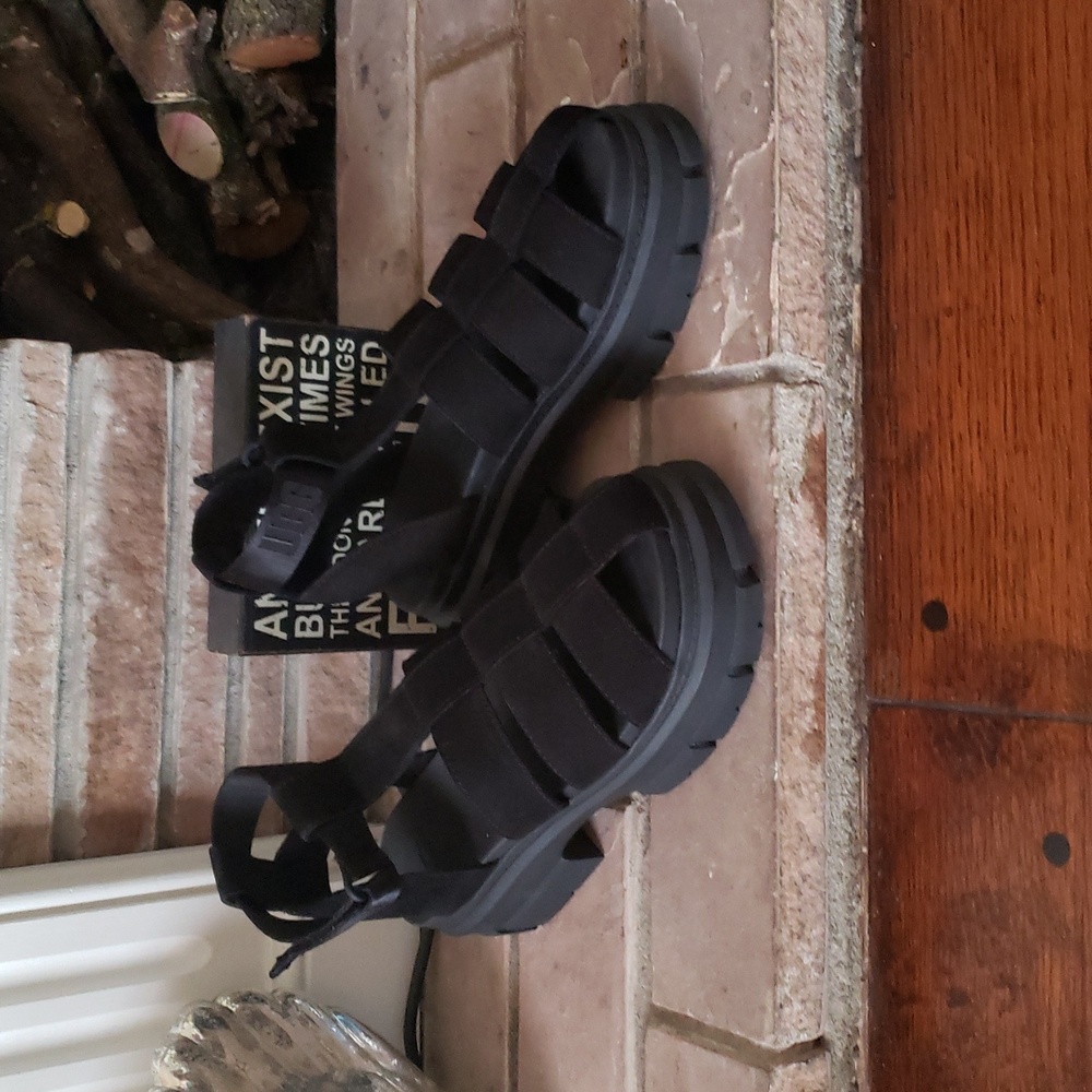 New UGG Ashton Strappy Black Sandals Size 9